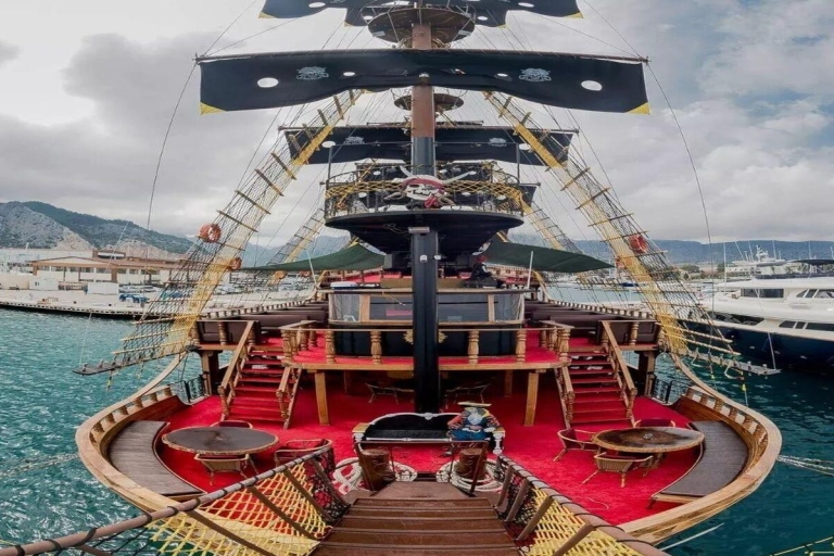 Alanya : excursion de luxe en bateau pirate avec déjeuner
