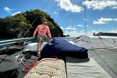 Les Saintes – Upptäck med segelkatamaran, musik, sköldpaddor och aperitif!Les Saintes - Seglande katamaraner, musik, sköldpaddor och en aperitif!