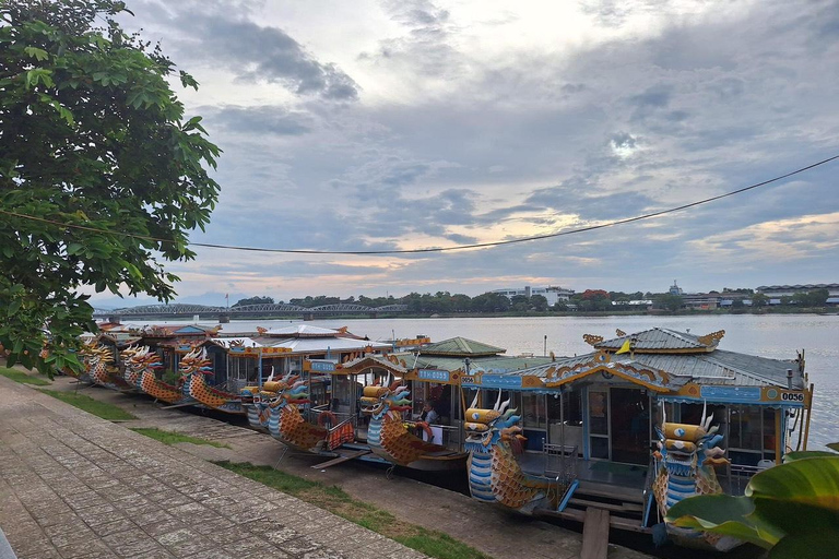 Hue: Prywatna wycieczka smoczą łodzią, pagoda Thien Mu i grobowiec królewski