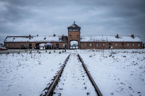 Kraków: Wycieczka z przewodnikiem po Auschwitz-Birkenau z transportemGrudniowa wycieczka z przewodnikiem z transportem z miejsca spotkania