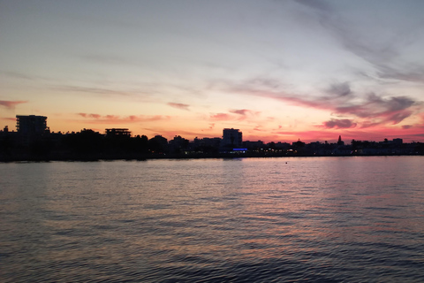 Baai van Larnaca: Cruise bij zonsondergang met een glas wijnLarnaca Baai Zonsondergang Cruise