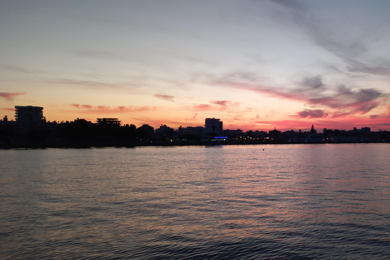 Baie de Larnaca : Croisière au coucher du soleil avec un verre de vinCroisière au coucher du soleil dans la baie de Larnaca