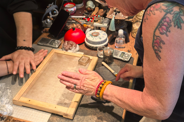 Beijing: Chinese Fragrant Bracelet Making