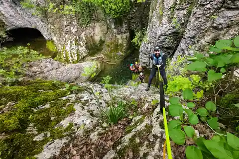 Emen: Canyoning in der Negovanka-Schlucht mit optionalem Gratis-Camping