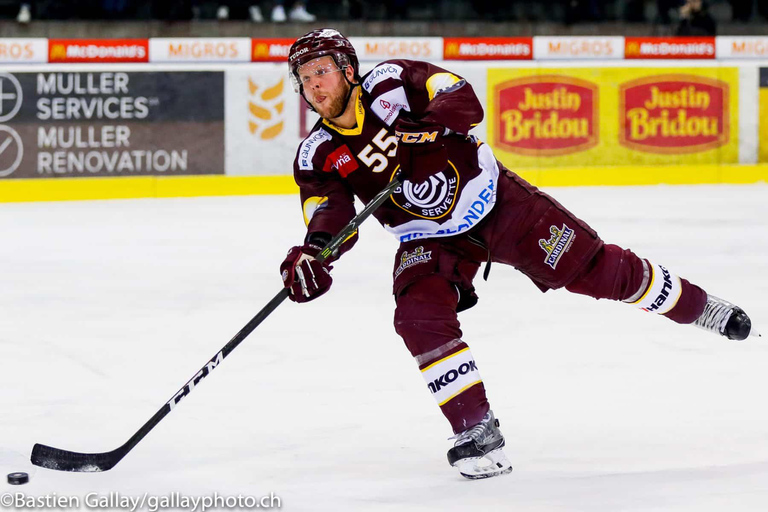 Erlebe eine tolle Atmosphäre beim Hockeyspiel in GenfStehplatzticket mit den GSHC Ultras