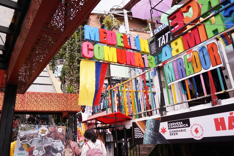 Tour privato nel comune 13: grafitour, gastronomia, museo EscobarTour privato nel comune 13: graffiti, gastronomia, museo Escobar