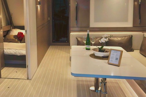 Valencia: giro in barca di lusso con capitano, bevande e bagno privato