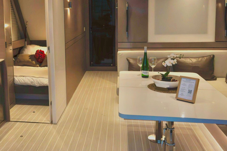 Valencia: giro in barca di lusso con capitano, bevande e bagno privato