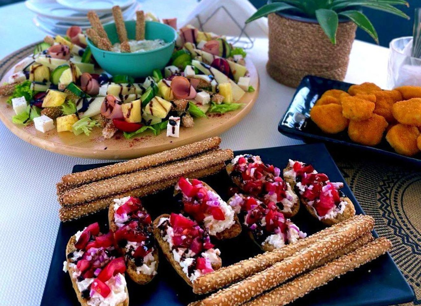 Hersonissos: Krydstogt med katamaran i solnedgang med snacks og drinks
