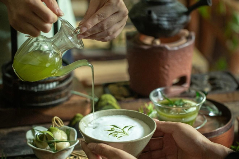 Guangzhou: Song Dynasty Tea-making Class & Hanfu Experience