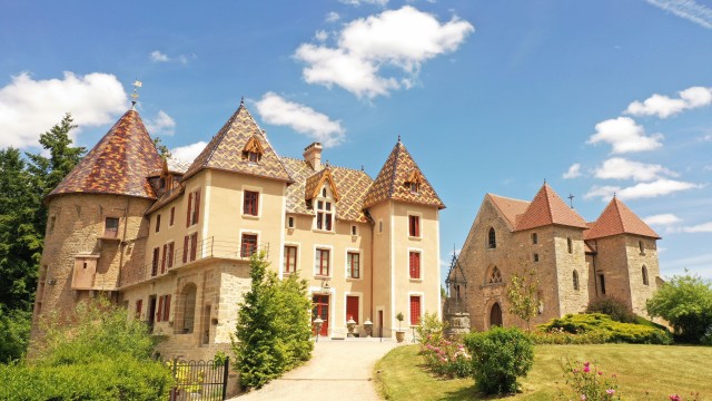 Visit Burgundy audio-guided tour of Château de Couches in Beaune, France