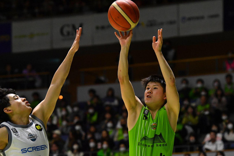 Jogo de basquetebol do Levanga Hokkaido na Arena Hokkai KitayellIngresso geral