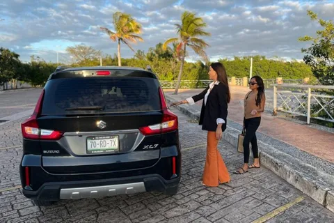 Cancún: Traslado al aeropuerto privado en sedán y minivan