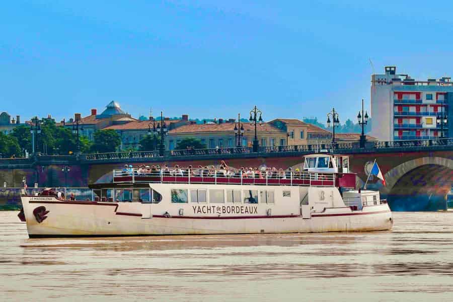 Bordeaux: Flussfahrt auf der Garonne mit einem Glas Wein und Canelé. Foto: GetYourGuide