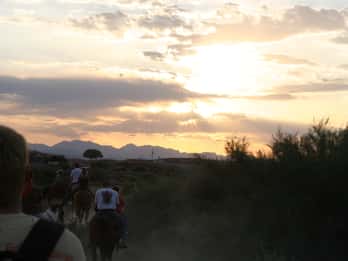 Ritt im Sonnenuntergang mit Barbecue im Wilden Westen Ritt im Sonnenuntergang mit Barbecue im Wilden Westen