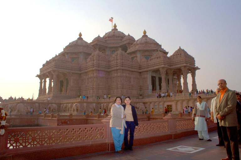 New Delhi: Akshardham Temple Tour + Water Light Show Akshardham Water & Light Show with Car+Guide+Tickets+Dinner