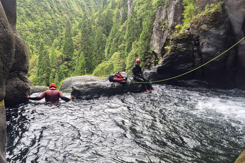 Canyoning en hauteur : circuit de canyoning de niveau moyen à élevéCanyoning de haut niveau : circuit de canyoning de niveau moyen à élevé