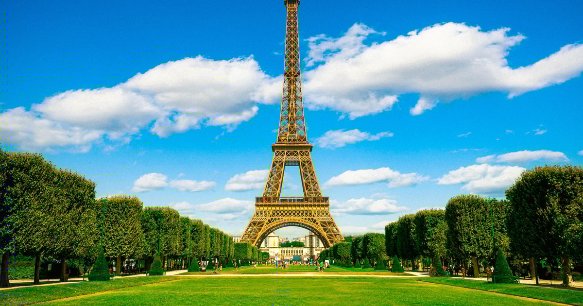 あなたはこのエッフェル塔よりでかいの？ エッフェル塔山頂音声ガイドツアー、食事付 - PARISCityVISION