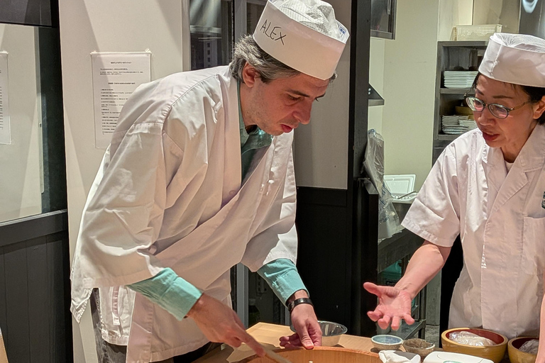 Ginza, Tóquio: faz sushi e aprende a filetar peixe com facasAula de sushi: filetagem de peixe e afiação de facas japonesas