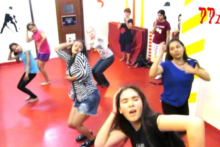 Delhi: Bollywood Dance Classes Tour