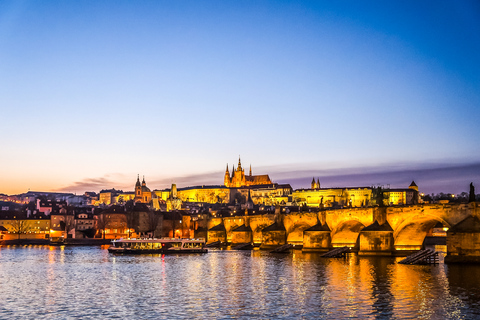 Prag: 50-minütige Sightseeing-Bootsfahrt am Abend