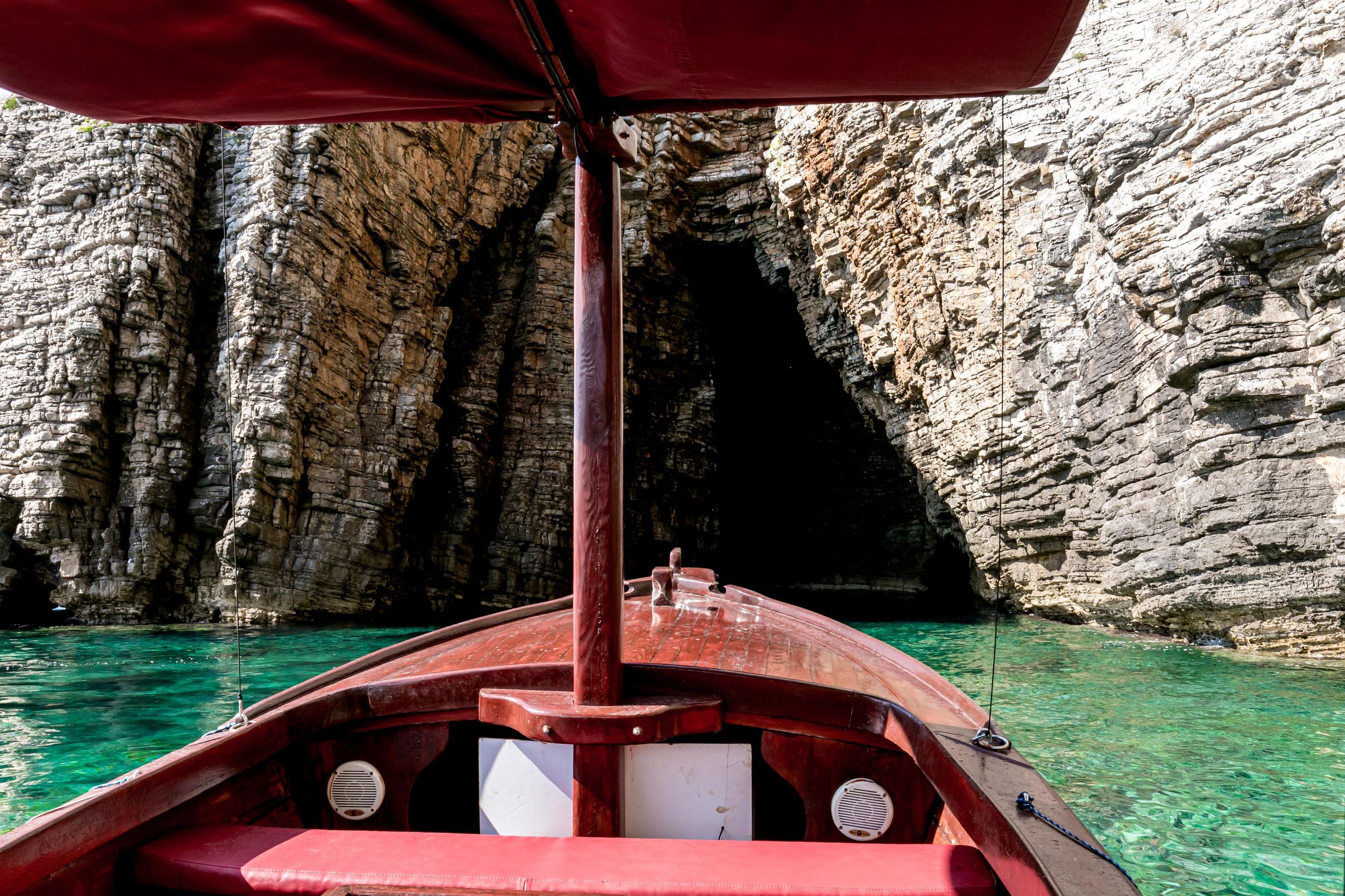Budva: Erkundung der Höhlen & private Bootstour