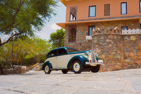 Experiência de luxo: Museu particular, passeio de carro antigoUdaipur: Museu particular, chá da tarde na passarela e passeio de carro antigo