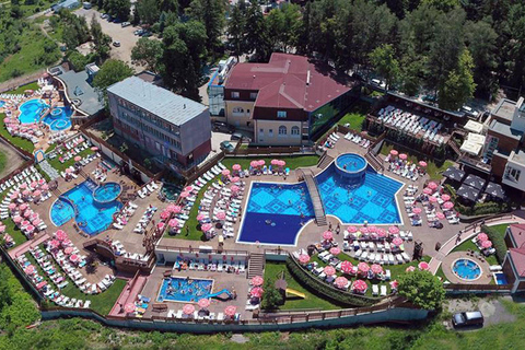 Excursion d&#039;une journée : Ski à Borovets et détente dans les piscines thermales et le sauna