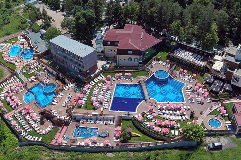 Excursion d&#039;une journée : Ski à Borovets et détente dans les piscines thermales et le sauna