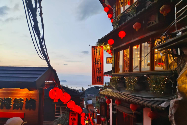 From Taipei: Jiufen and Shifen Day Trip with Guide Bus tour