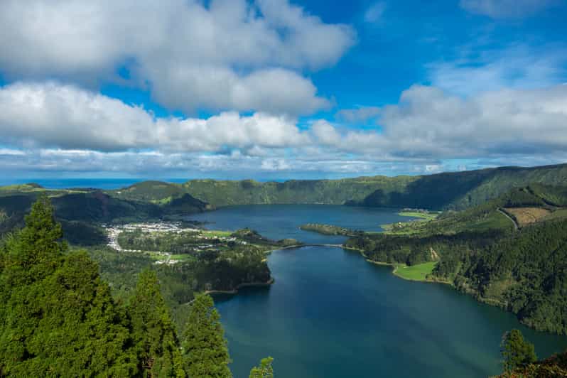 Van Ponta Delgada Vista do Rei naar Sete Cidades Guided Trek
