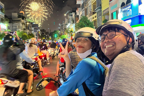 KISSTOUR| Saigón de Noche y Comida Callejera en MotoSaigón de Noche y Comida Callejera en Moto