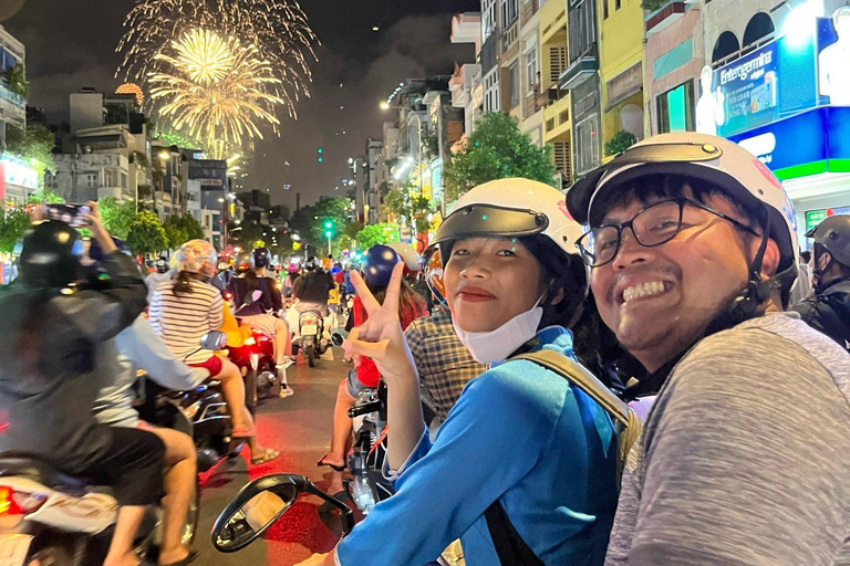 KISSTOUR| Saigón de Noche y Comida Callejera en MotoSaigón de Noche y Comida Callejera en Moto