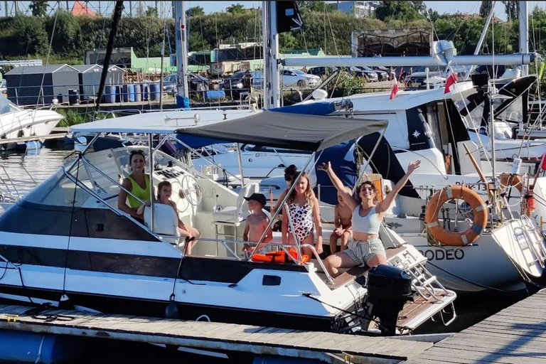 Gdańsk: Beer Boat Cruise with Unlimited Beer & Music
