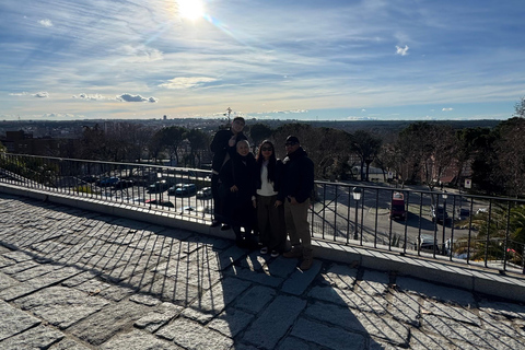 Madrid: Private Tuk Tuk Tour with Expert Guide and Panoramic Views The Classics Tour ~ Discover Madrid in 60 minutes from your STARTING POINT!