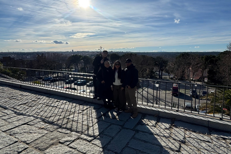 Madrid: Private Tuk Tuk Tour with Expert Guide and Panoramic Views The Classics Tour ~ Discover Madrid in 60 minutes from your STARTING POINT!