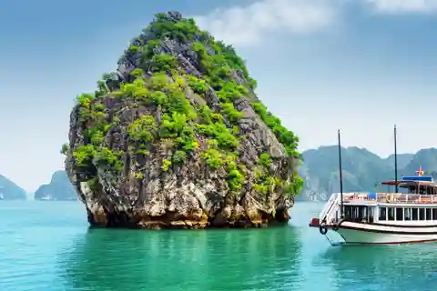 2-Day Ha Long Bay Cruise with Activities