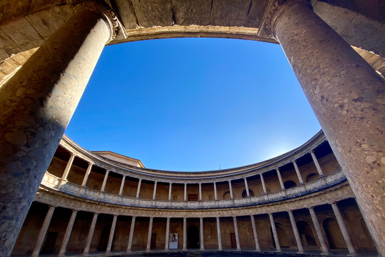 Essential Granada: Alhambra, Two Rivers, Three Worlds Essential Granada: Alhambra, Two Rivers, Three Worlds (E)