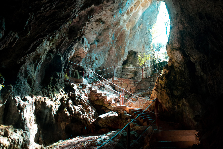 Split: Private tour to Klis Fortress and Vranjača cave