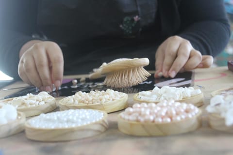 Bali: Seashell Hairbrush Decorating Workshop
