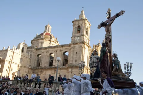 Procissão de Páscoa da Sexta-feira Santa com comentários e transporte