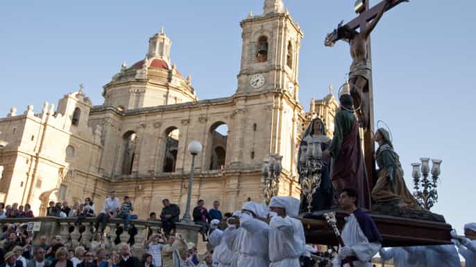 Procession de Pâques du Vendredi saint avec commentaire et transport