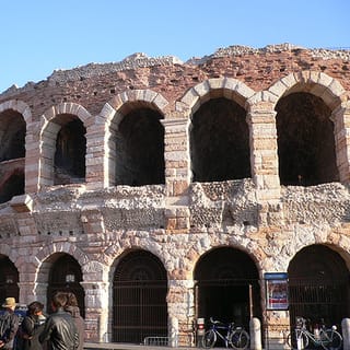 Ab Mailand: Tagesausflug nach Verona und zum Gardasee