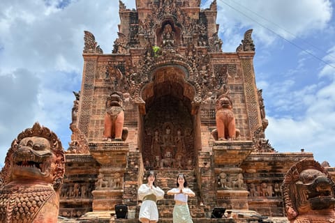 From Chiang Mai: Lamphun Vintage Train, Temples, & Food Tour