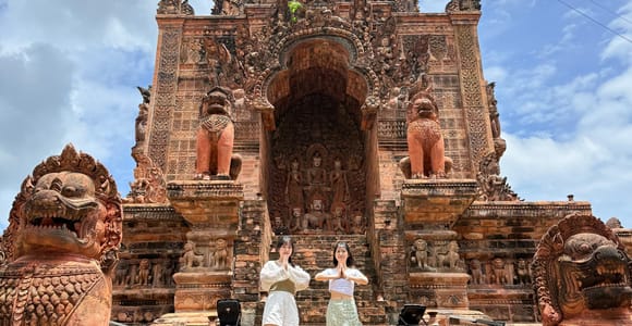 From Chiang Mai: Lamphun Vintage Train, Temples, & Food Tour