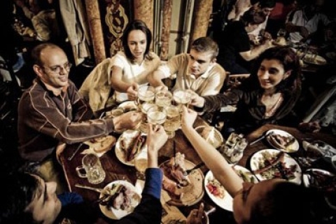 Bukarest: Abendliche Tour mit traditionellem Abendessen