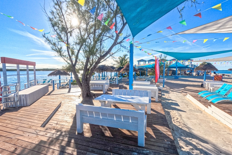 Nassau: Dzień na plaży w SunCay włącznie. Obiad - Rejs statkiemSunCay Beach Adventure w tym. Obiad - Rejs statkiem