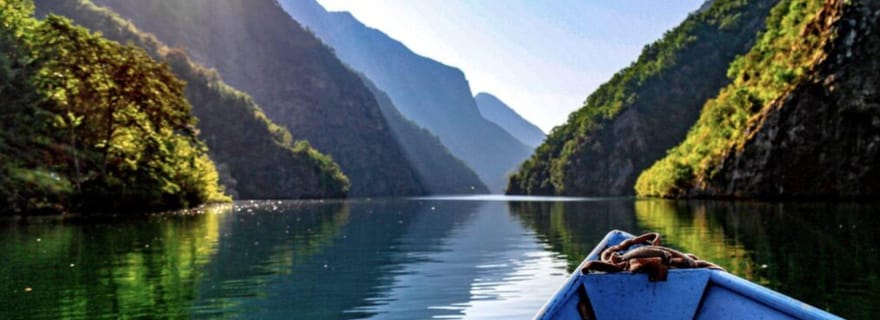 Au départ de Shkoder : Excursion d'une journée au lac Komani avec déjeuner traditionnel
