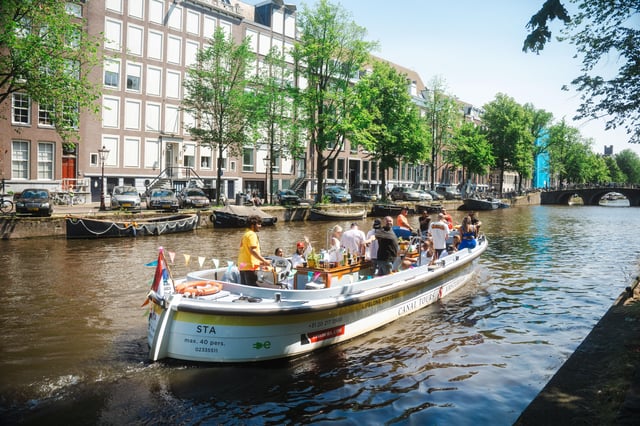 Amsterdam: German Canal Cruise with Unlimited Drinks Option