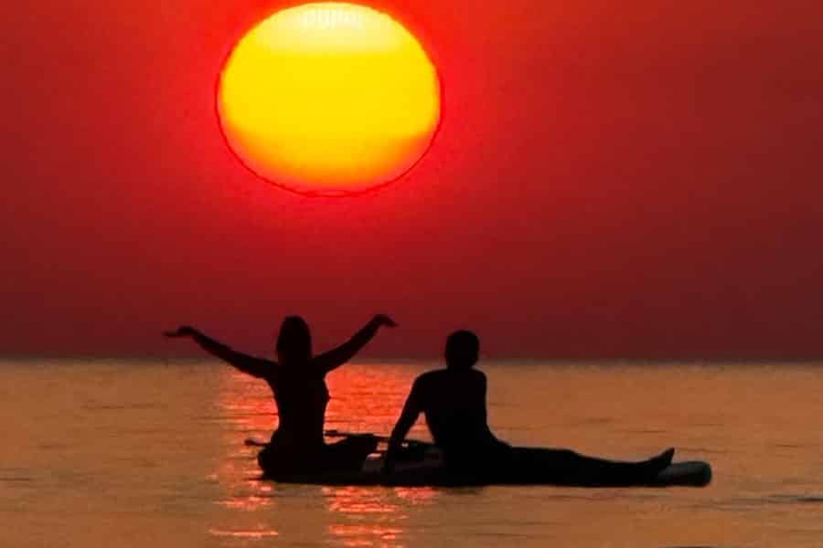 Paddleboarding bei Sonnenaufgang in Barcelona – Fotos und Frühstück inklusive. Foto: GetYourGuide Paddleboarding bei Sonnenaufgang in Barcelona – Fotos und Frühstück inklusive. Foto: GetYourGuide